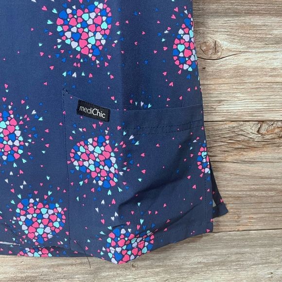 NWTΒ MediChic Prints Heart Print V Neck Front Pockets Scrub Top Small π - Picture 4 of 6